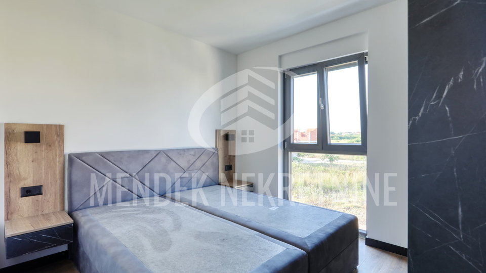PRIVLAKA &ndash; nova namje&scaron;tena ku&cacute;a u nizu 108 m&sup2; s vrtom&comma; ODMAH USELJIVO