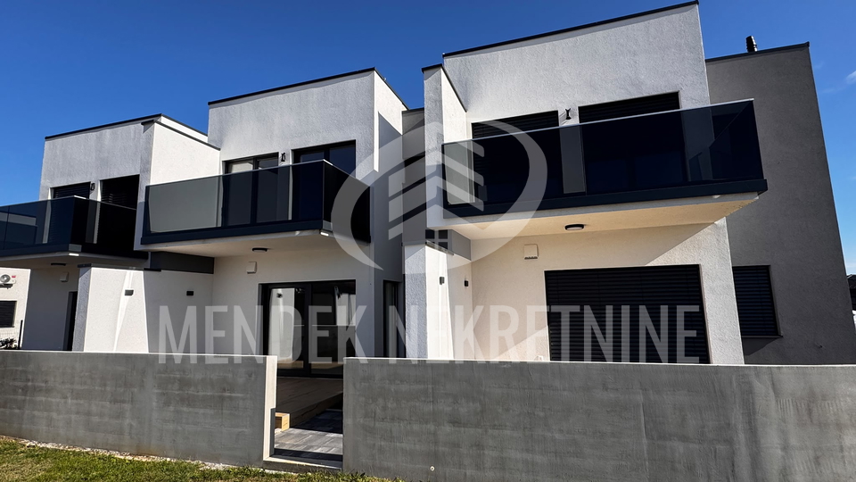 Moderna ku&cacute;a u nizu &lpar;SJ 01&rpar;&comma; Prelog