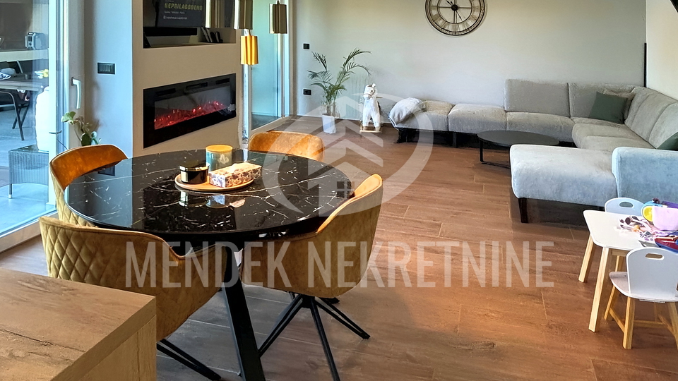 LABIN &ndash; moderna vila s bazenom 182 m&sup2;&comma; oku&cacute;nica 1&period;288 m&sup2;&comma; tri spava&cacute;e sobe s vlastitim kupaonicama&comma; namje&scaron;tena