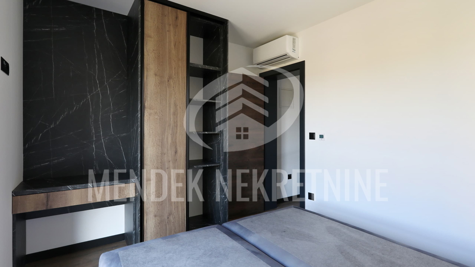 PRIVLAKA &ndash; nova namje&scaron;tena ku&cacute;a u nizu 114 m&sup2; s vrtom&comma; ODMAH USELJIVO