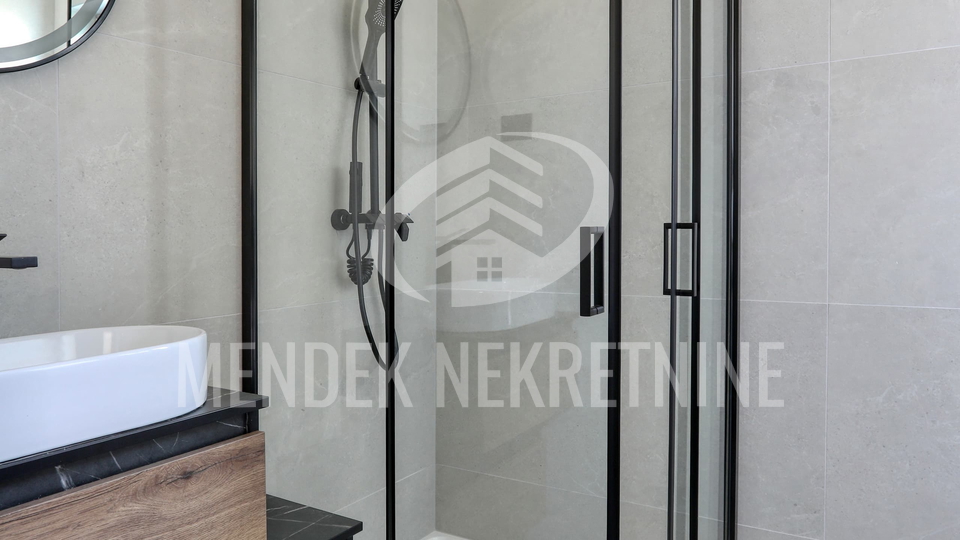 PRIVLAKA &ndash; nova namje&scaron;tena ku&cacute;a u nizu 108 m&sup2; s vrtom&comma; ODMAH USELJIVO
