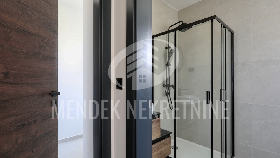 PRIVLAKA &ndash; nova namje&scaron;tena ku&cacute;a u nizu 114 m&sup2; s vrtom&comma; ODMAH USELJIVO