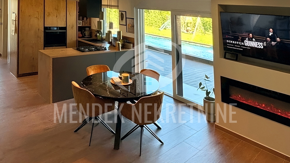 LABIN &ndash; moderna vila s bazenom 182 m&sup2;&comma; oku&cacute;nica 1&period;288 m&sup2;&comma; tri spava&cacute;e sobe s vlastitim kupaonicama&comma; namje&scaron;tena