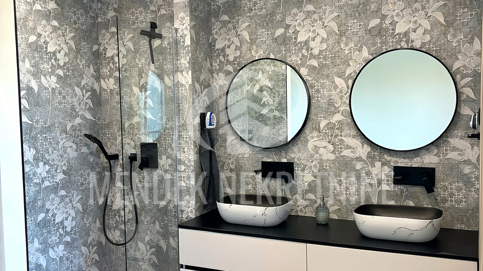 LABIN &ndash; moderna vila s bazenom 182 m&sup2;&comma; oku&cacute;nica 1&period;288 m&sup2;&comma; tri spava&cacute;e sobe s vlastitim kupaonicama&comma; namje&scaron;tena