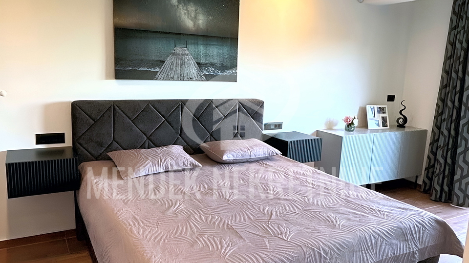 LABIN &ndash; moderna vila s bazenom 182 m&sup2;&comma; oku&cacute;nica 1&period;288 m&sup2;&comma; tri spava&cacute;e sobe s vlastitim kupaonicama&comma; namje&scaron;tena