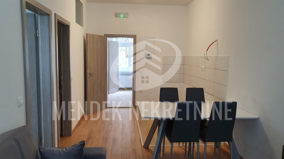 ETA&Zcaron;A 300 m2&comma;  3 ZASEBNA STANA &comma; STROGI CENTAR VARA&Zcaron;DINA&comma; U DUGORO&Ccaron;NOM NAJMU