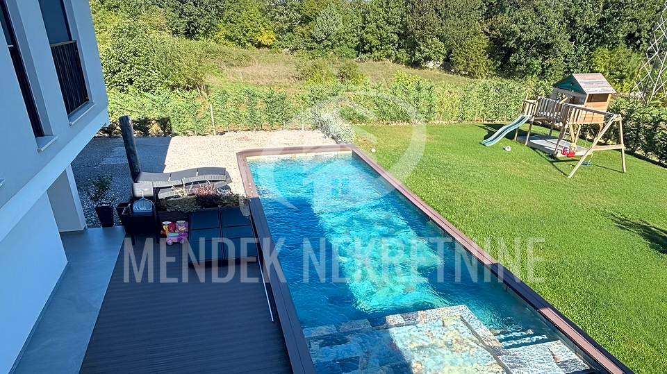 LABIN &ndash; moderna vila s bazenom 182 m&sup2;&comma; oku&cacute;nica 1&period;288 m&sup2;&comma; tri spava&cacute;e sobe s vlastitim kupaonicama&comma; namje&scaron;tena