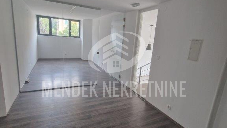 NOVOUREĐEN POSLOVNO KANCELARIJSKI PROSTOR  210 m2 - CENTAR