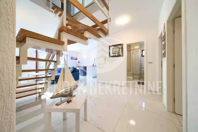RIJETKA PRILIKA! Apartman 1.red do mora -privatni put do plaže! (prodaja)