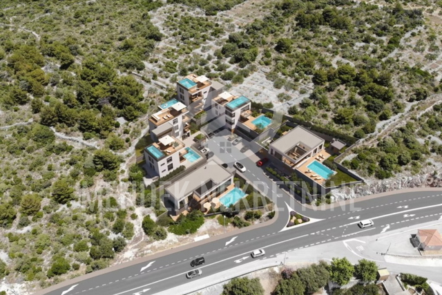 PRIMOŠTEN – ekskluzivan stan 141 m² u prizemlju s dva vrta i privatnim bazenom, 80 m od mora