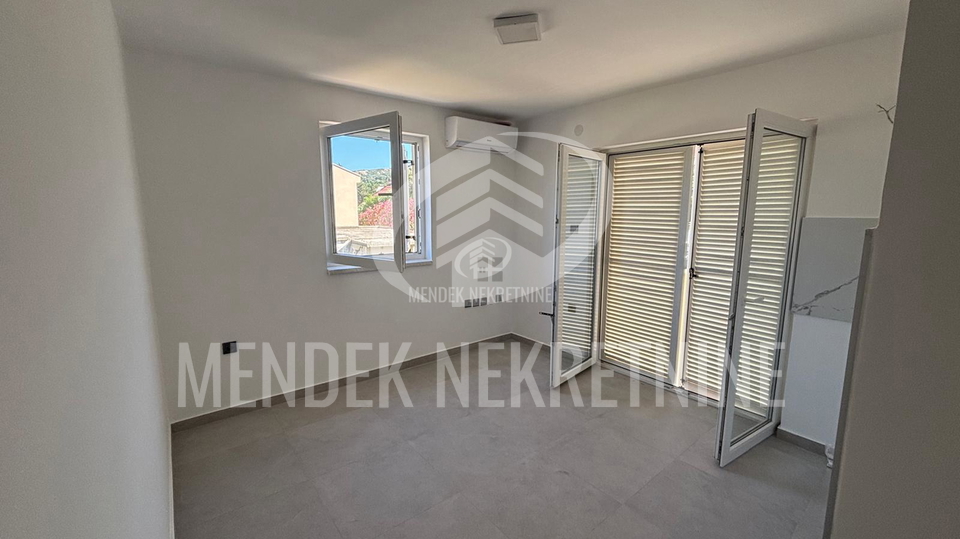 USELJIVO! 200 m od mora! Apartman 24 m2, prizemlje, parking, Stara Novalja