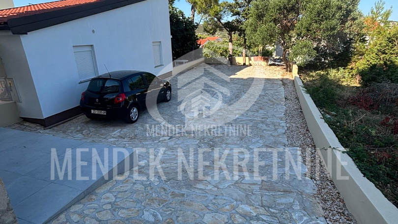 USELJIVO! 200 m od mora! Apartman 24 m2, prizemlje, parking, Stara Novalja