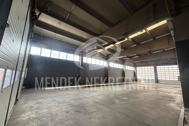 Geschäftsraum, 1000 m2, Vermietung, Turčin