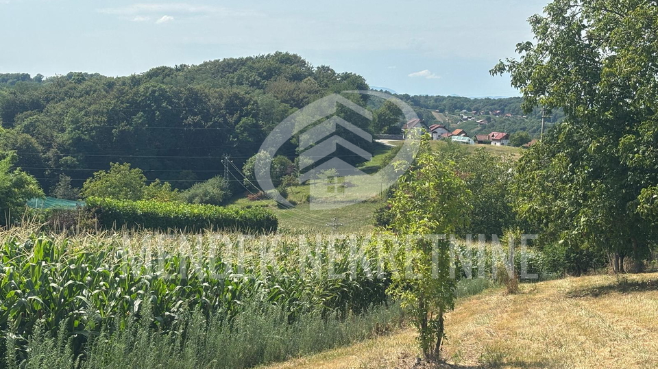 GRAĐEVINSKO ZEMLJIŠTE NA ATRAKTIVNOJ LOKACIJI 1600 m2