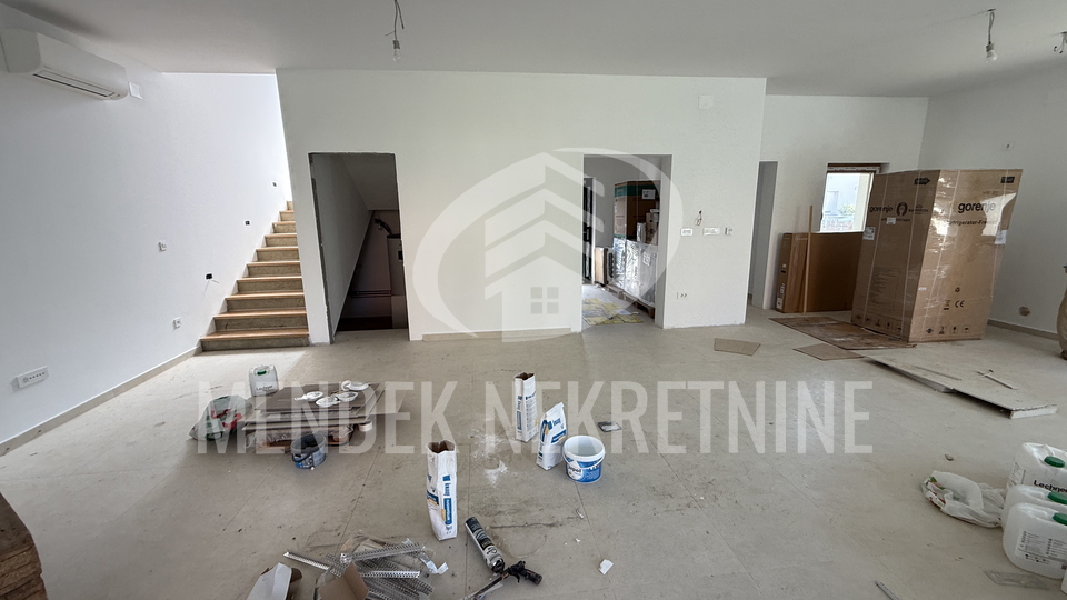 NOVOGRADNJA! Obiteljska kuća na dva kata, terasa, dvorište, Banfica, Varaždin, prodaja