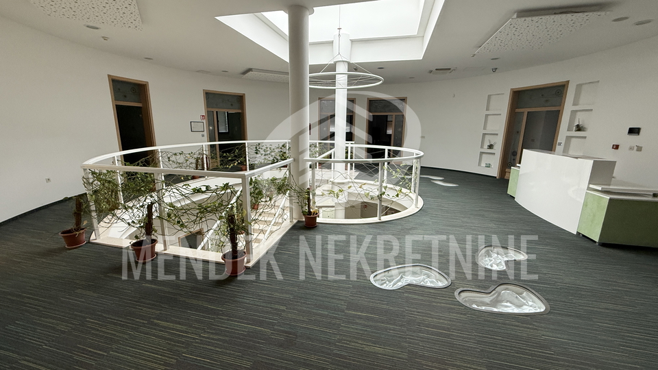 UREDSKO PROIZVODNA HALA  3180m2, Varaždin, Jalkovec