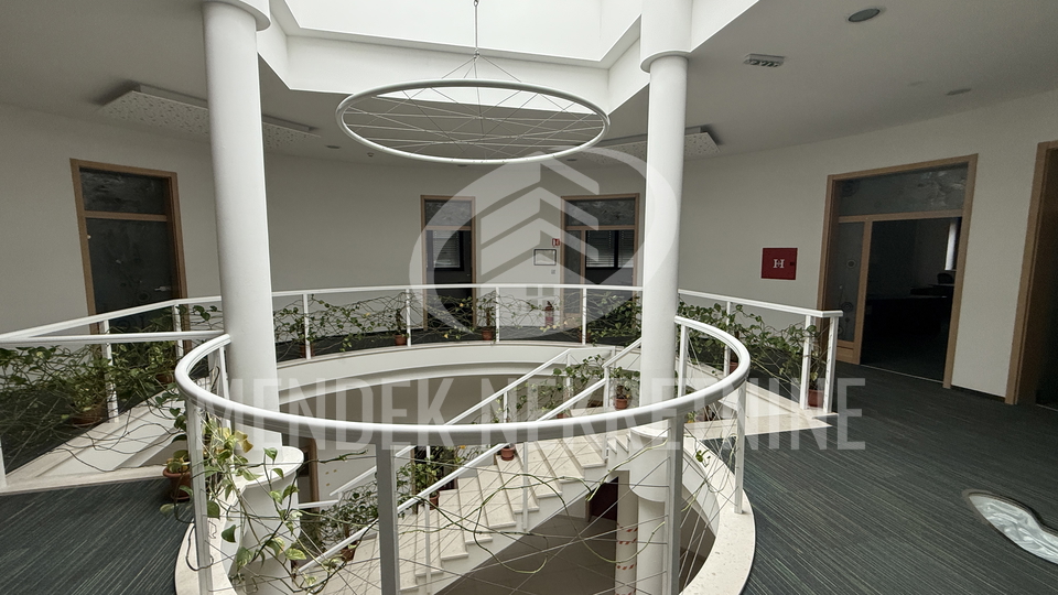 UREDSKO PROIZVODNA HALA  3180m2, Varaždin, Jalkovec