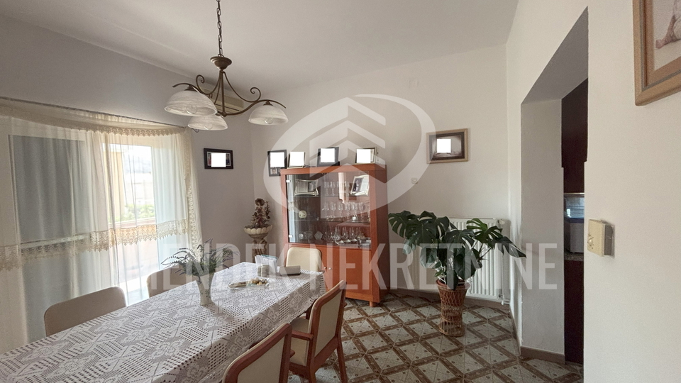 APARTMANSKA KUĆA SA VELIKOM OKUĆNICOM - GRAD PAG !!