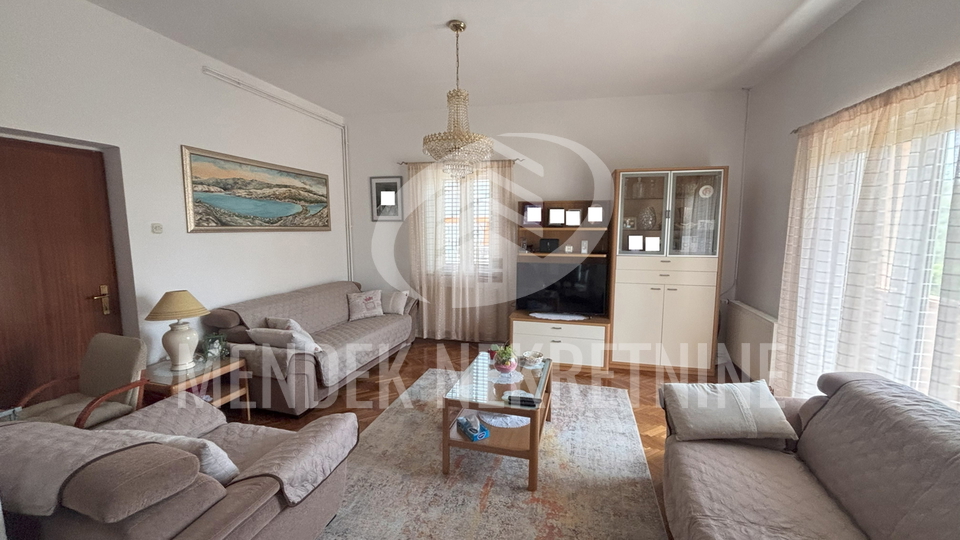 APARTMANSKA KUĆA SA VELIKOM OKUĆNICOM - GRAD PAG !!
