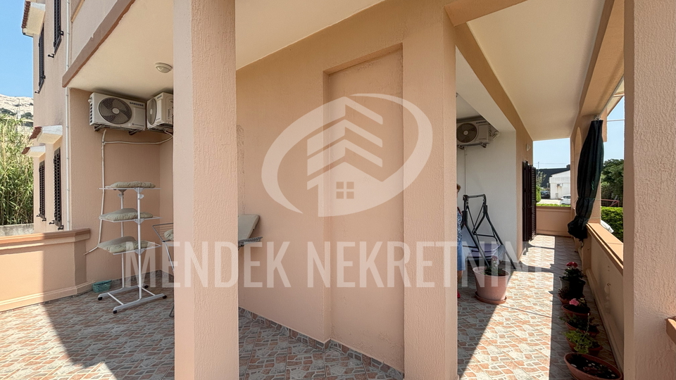 APARTMANSKA KUĆA SA VELIKOM OKUĆNICOM - GRAD PAG !!