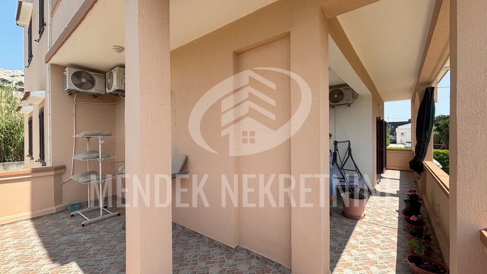 APARTMANSKA KUĆA SA VELIKOM OKUĆNICOM - GRAD PAG !!