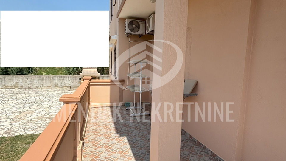 APARTMANSKA KUĆA SA VELIKOM OKUĆNICOM - GRAD PAG !!
