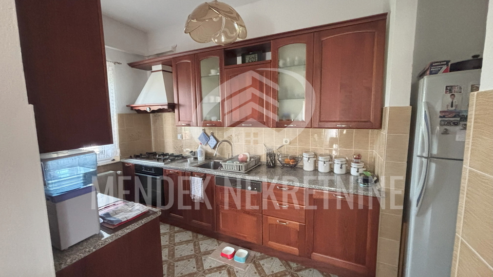 APARTMANSKA KUĆA SA VELIKOM OKUĆNICOM - GRAD PAG !!
