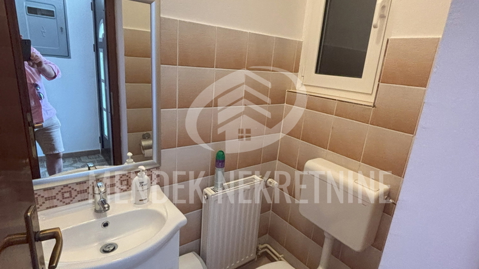 APARTMANSKA KUĆA SA VELIKOM OKUĆNICOM - GRAD PAG !!