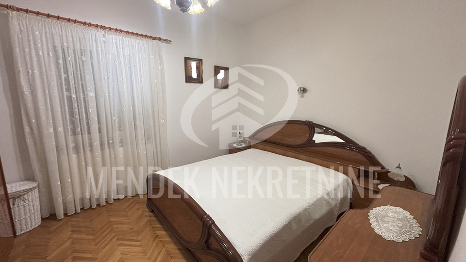 APARTMANSKA KUĆA SA VELIKOM OKUĆNICOM - GRAD PAG !!