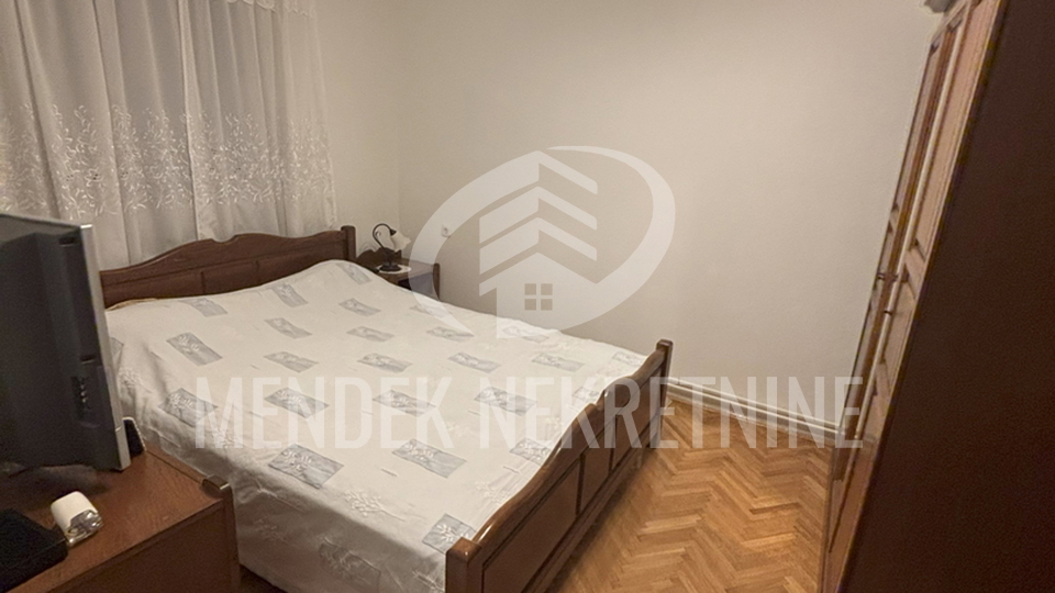 APARTMANSKA KUĆA SA VELIKOM OKUĆNICOM - GRAD PAG !!