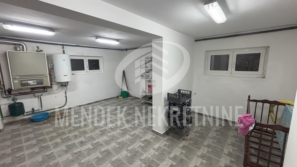 APARTMANSKA KUĆA SA VELIKOM OKUĆNICOM - GRAD PAG !!