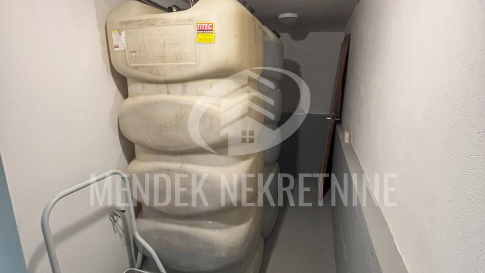 APARTMANSKA KUĆA SA VELIKOM OKUĆNICOM - GRAD PAG !!