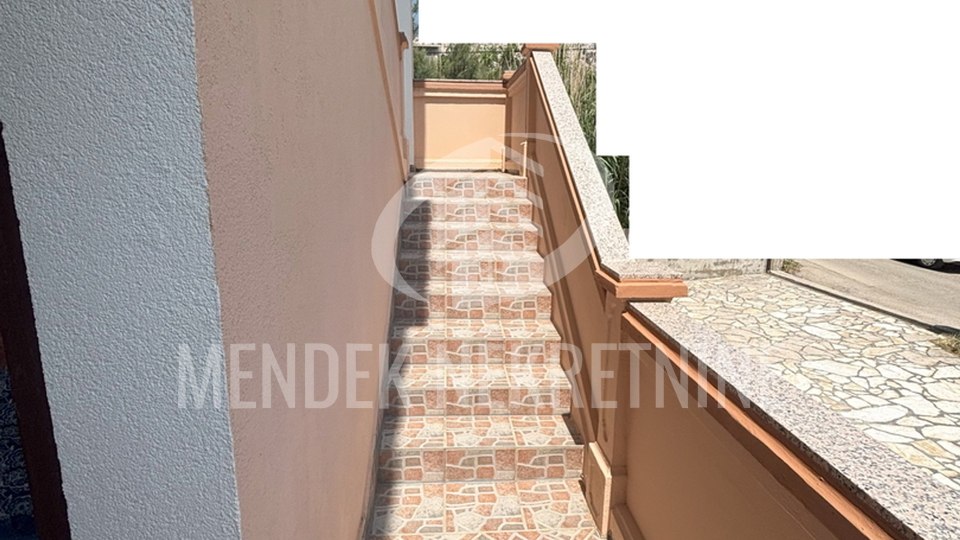 APARTMANSKA KUĆA SA VELIKOM OKUĆNICOM - GRAD PAG !!