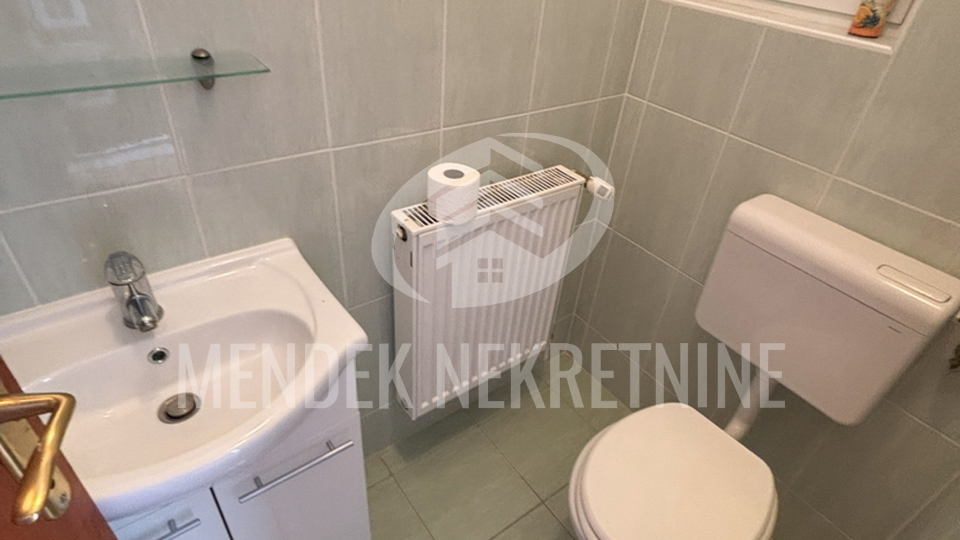 APARTMANSKA KUĆA SA VELIKOM OKUĆNICOM - GRAD PAG !!