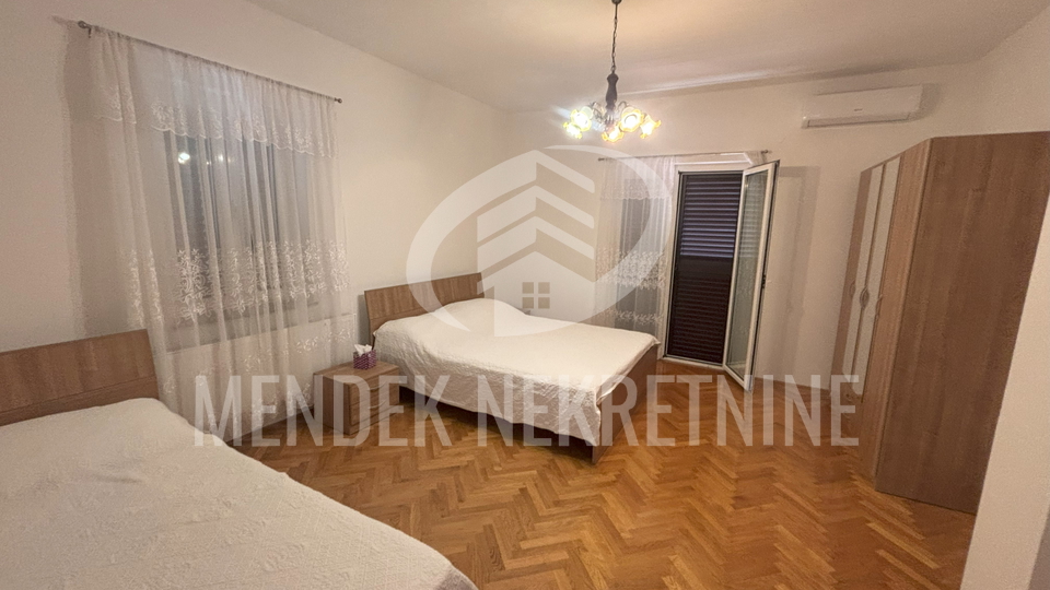 APARTMANSKA KUĆA SA VELIKOM OKUĆNICOM - GRAD PAG !!