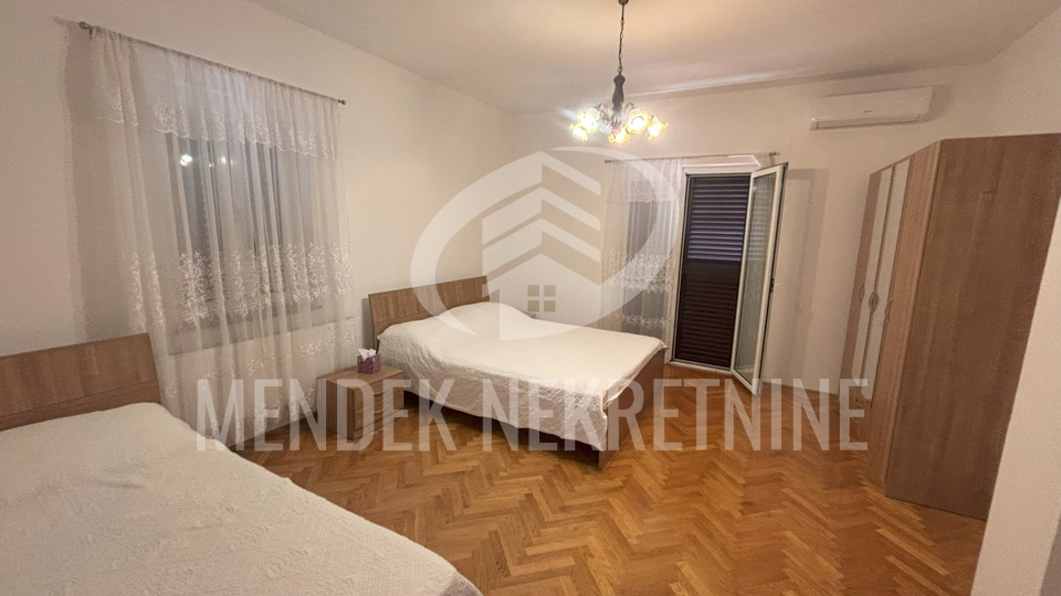 APARTMANSKA KUĆA SA VELIKOM OKUĆNICOM - GRAD PAG !!