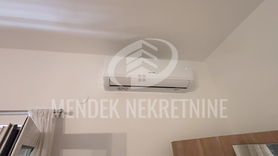 APARTMANSKA KUĆA SA VELIKOM OKUĆNICOM - GRAD PAG !!