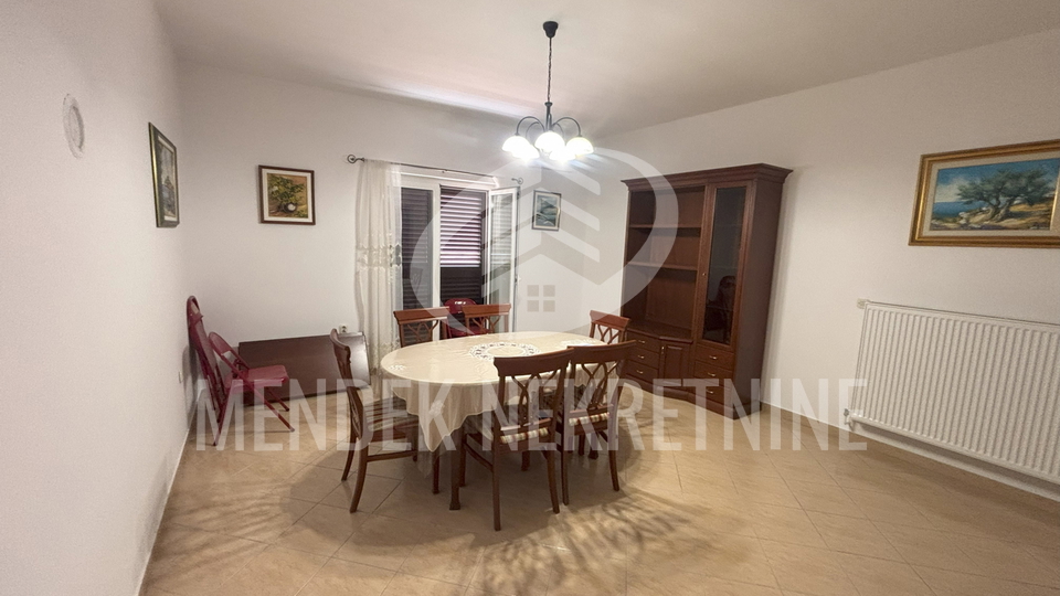 APARTMANSKA KUĆA SA VELIKOM OKUĆNICOM - GRAD PAG !!