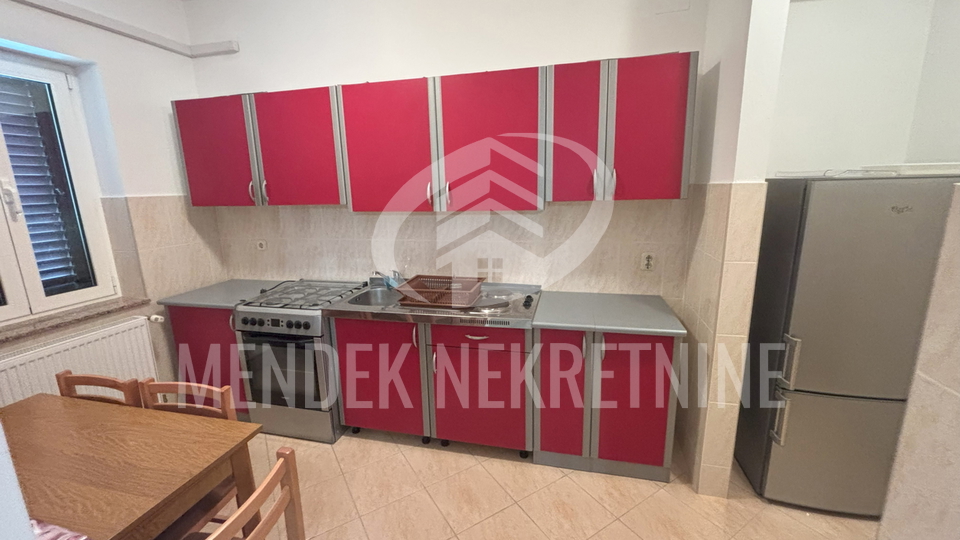 APARTMANSKA KUĆA SA VELIKOM OKUĆNICOM - GRAD PAG !!