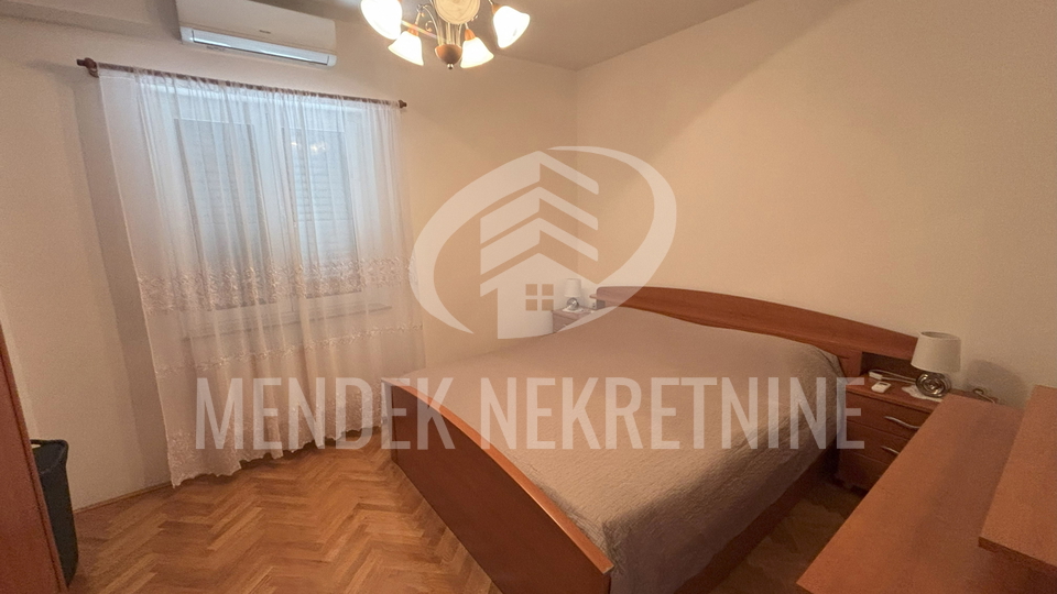 APARTMANSKA KUĆA SA VELIKOM OKUĆNICOM - GRAD PAG !!