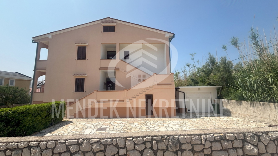 APARTMANSKA KUĆA SA VELIKOM OKUĆNICOM - GRAD PAG !!