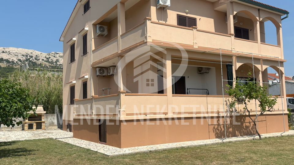 APARTMANSKA KUĆA SA VELIKOM OKUĆNICOM - GRAD PAG !!