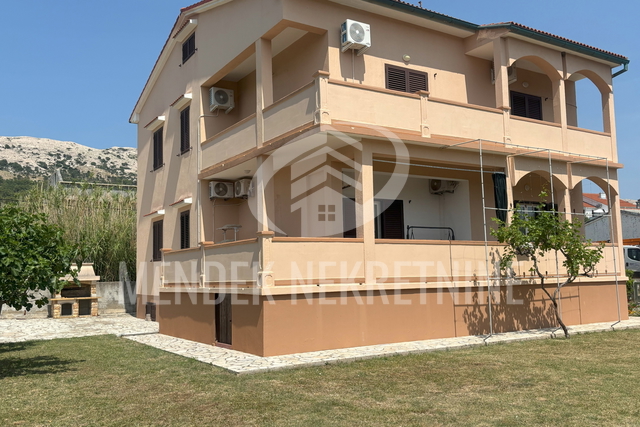 APARTMANSKA KUĆA SA VELIKOM OKUĆNICOM - GRAD PAG !!