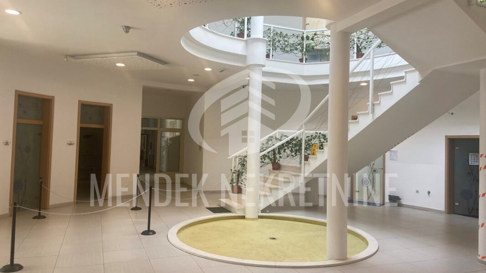 UREDSKO PROIZVODNA HALA  3180m2, Varaždin, Jalkovec