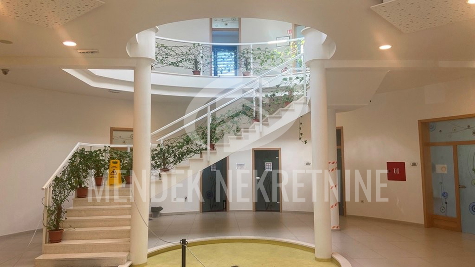 UREDSKO PROIZVODNA HALA  3180m2, Varaždin, Jalkovec