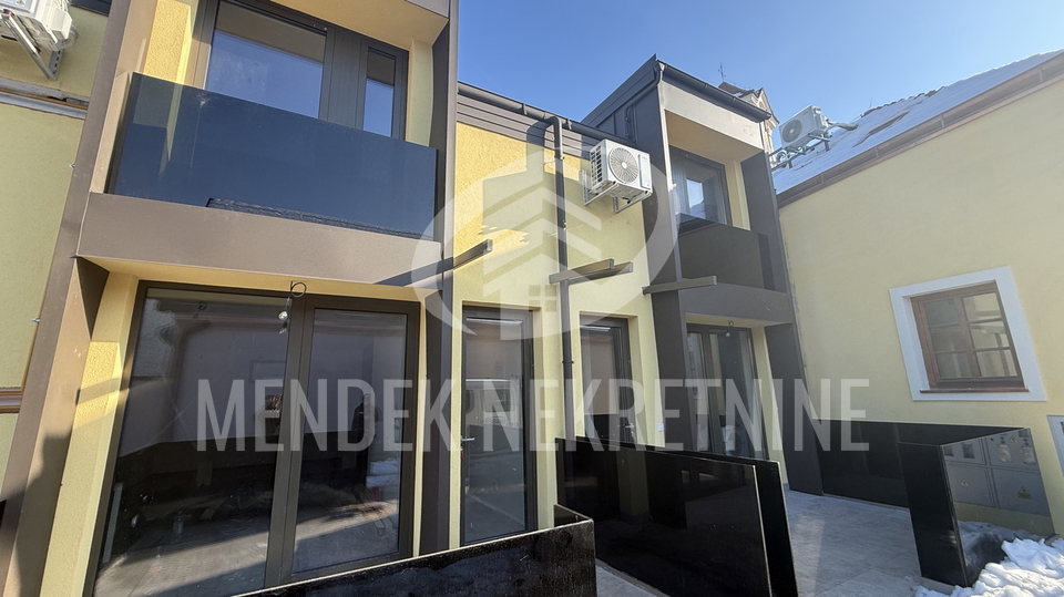 NOVOGRADNJA 80 m2&comma; PARKIRNO MJESTO&comma; CENTAR VARA&Zcaron;DINA&excl;