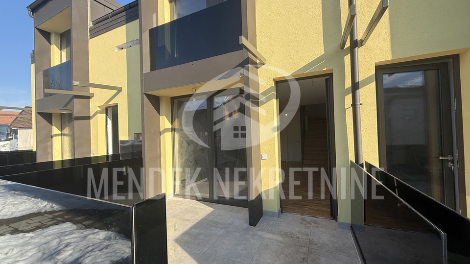 NOVOGRADNJA 80 m2&comma; PARKIRNO MJESTO&comma; CENTAR VARA&Zcaron;DINA&excl;