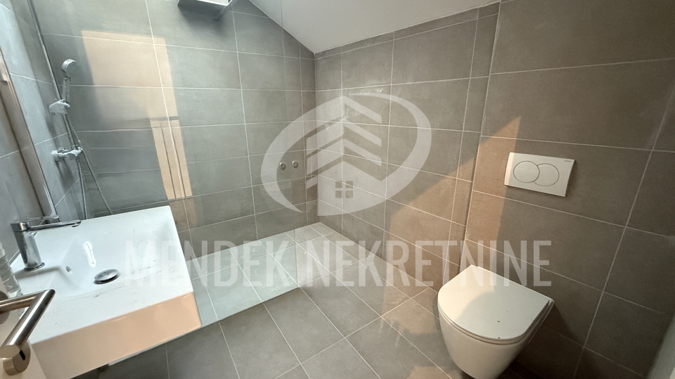 NOVOGRADNJA 80 m2&comma; PARKIRNO MJESTO&comma; CENTAR VARA&Zcaron;DINA&excl;