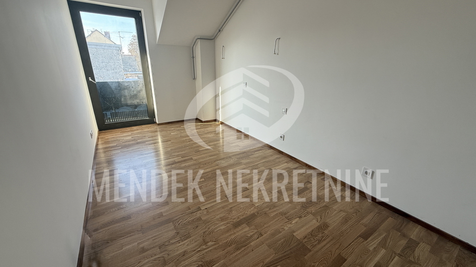 NOVOGRADNJA 80 m2&comma; PARKIRNO MJESTO&comma; CENTAR VARA&Zcaron;DINA&excl;