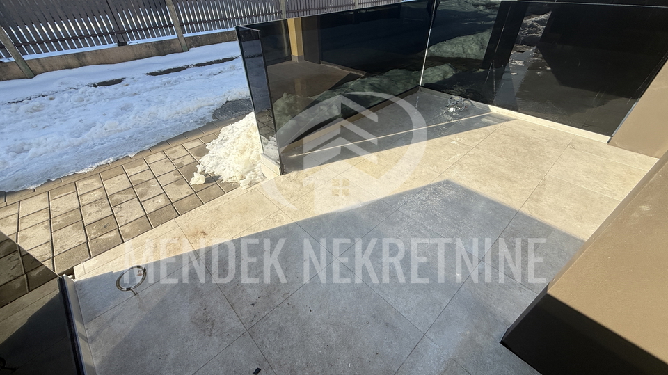 NOVOGRADNJA 80 m2&comma; PARKIRNO MJESTO&comma; CENTAR VARA&Zcaron;DINA&excl;